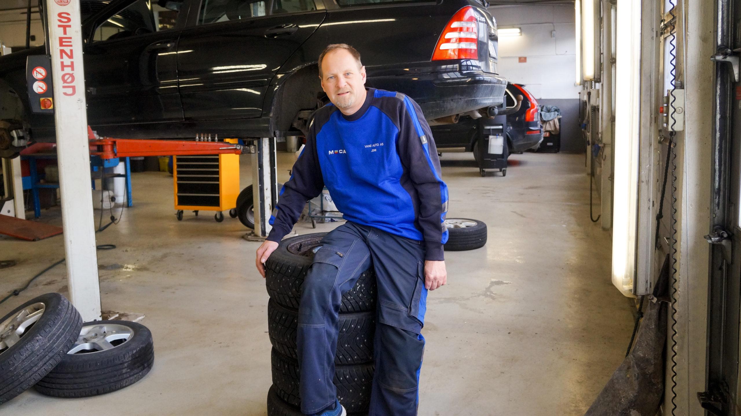 Bil inne til service hos Vang Auto